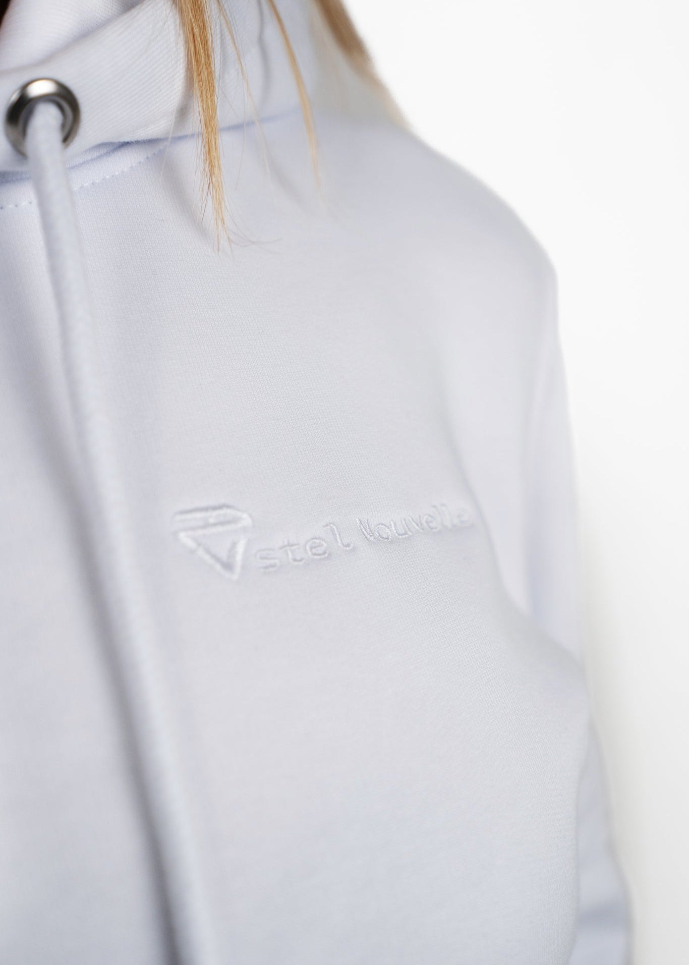 Embroidered logo Estel Nouvelle. Ton sour Ton.