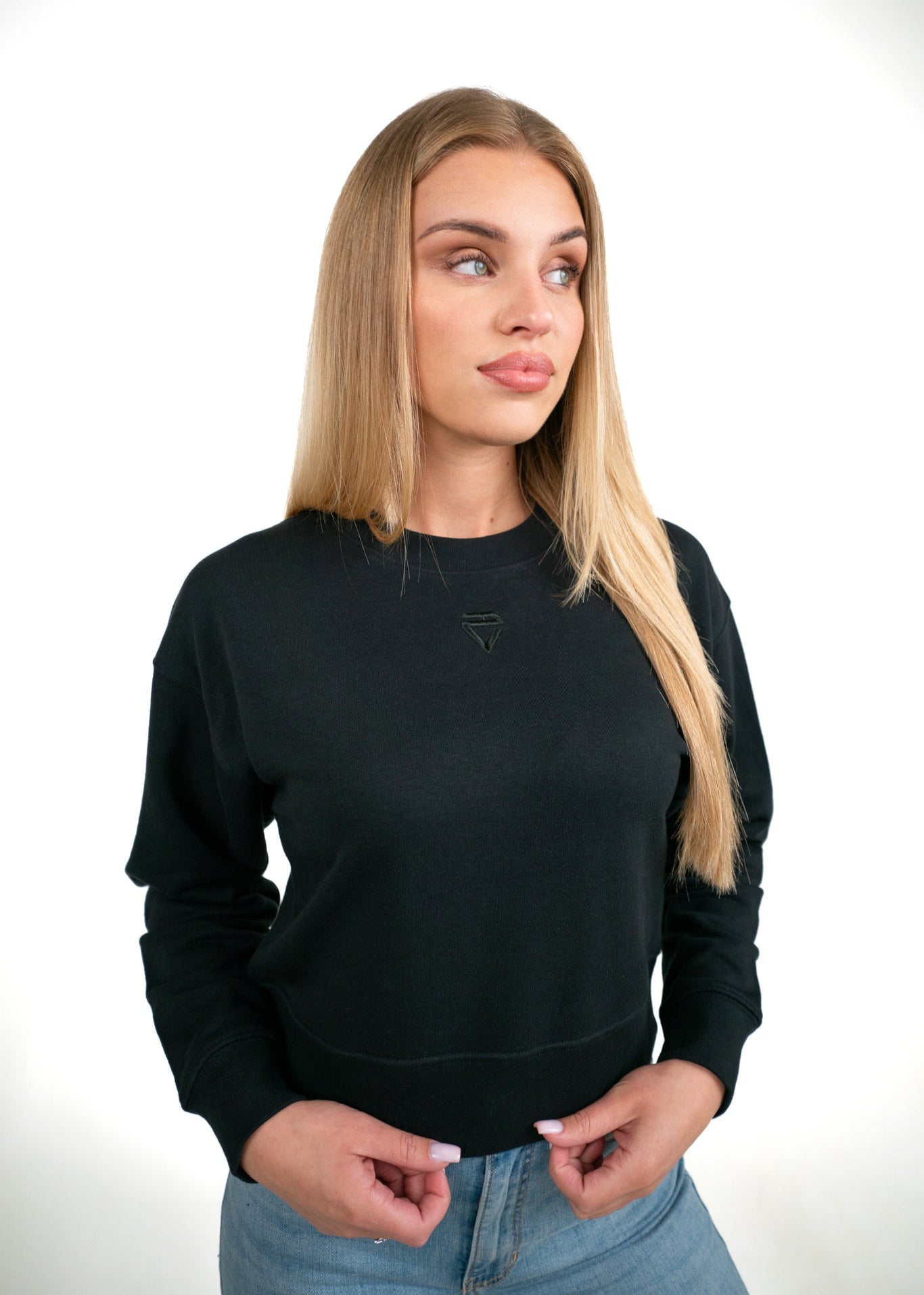 Cropped sweatshirt black. Front side