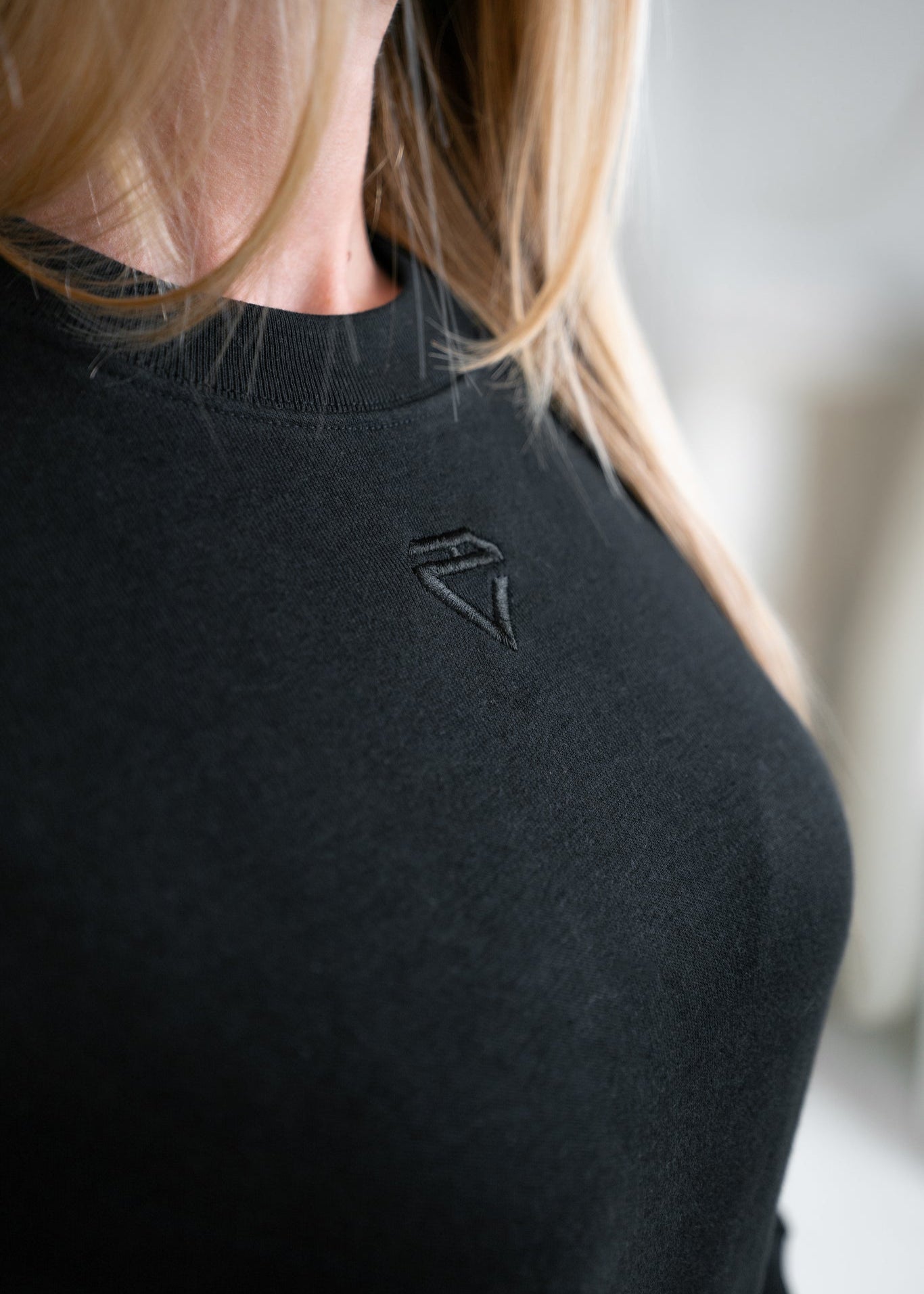 Embroidered logo Estel Nouvelle. Ton sour Ton.