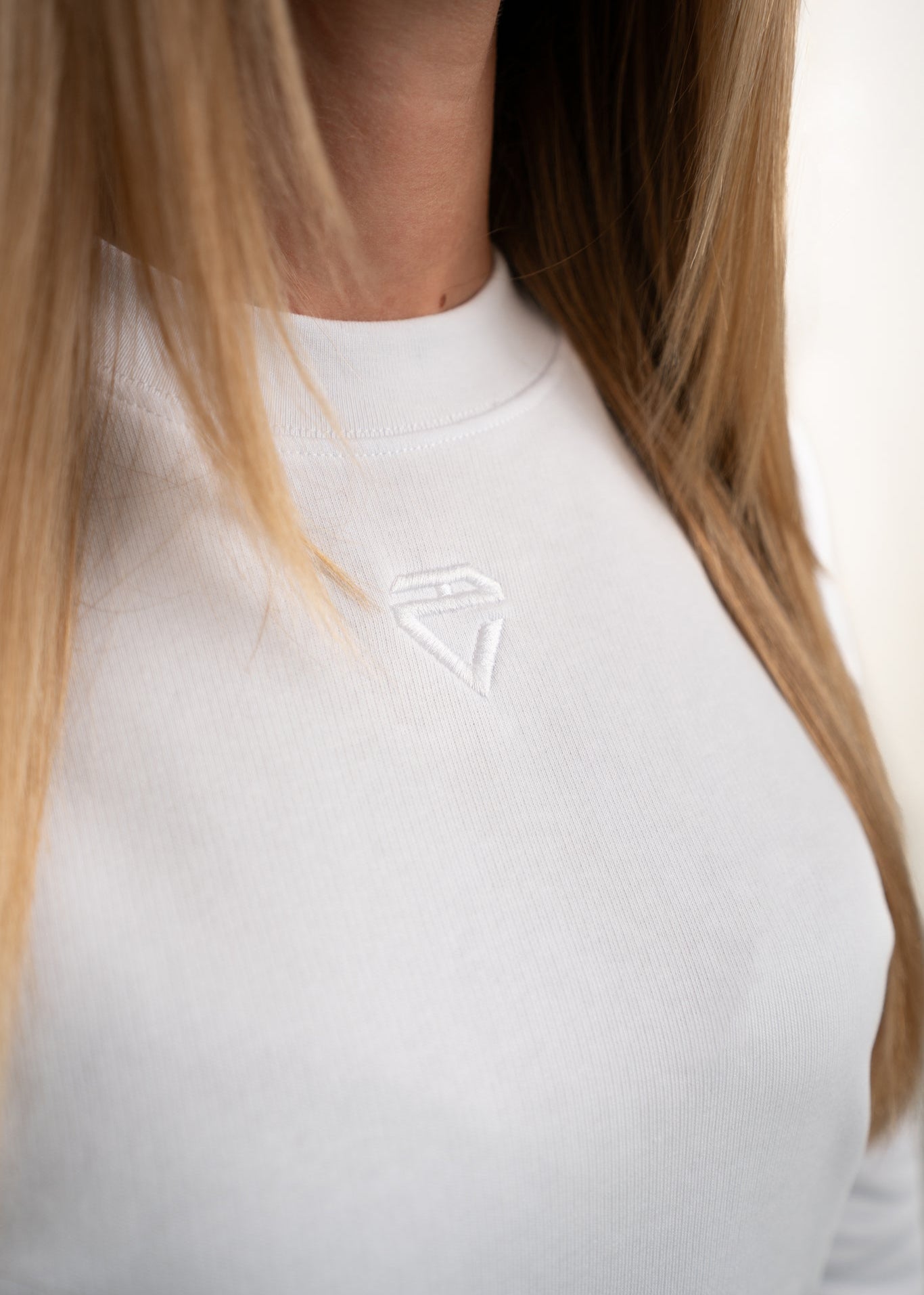 Embroidered logo Estel Nouvelle. Ton sour Ton.