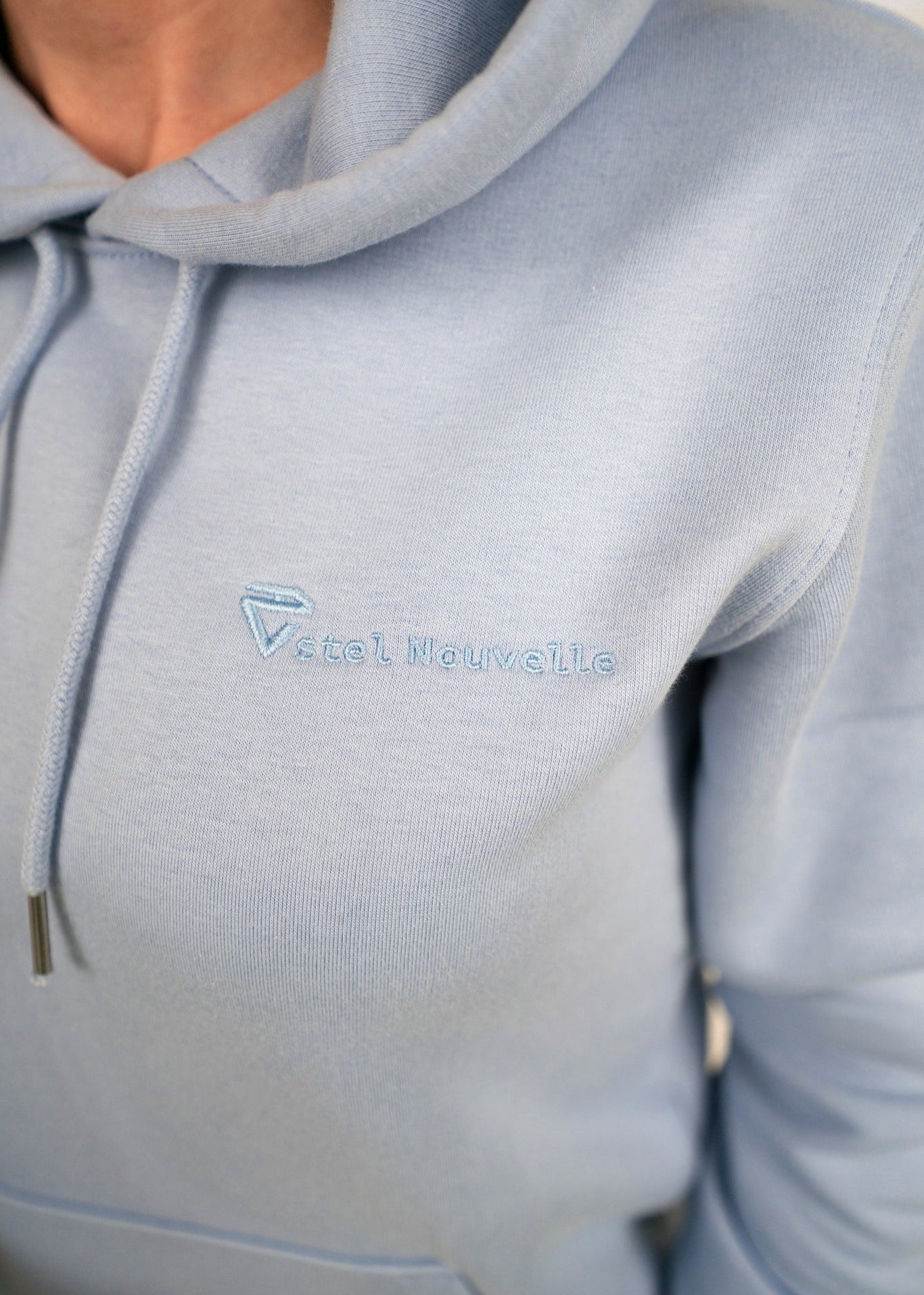 Embroidered logo Estel Nouvelle. Ton sour Ton.