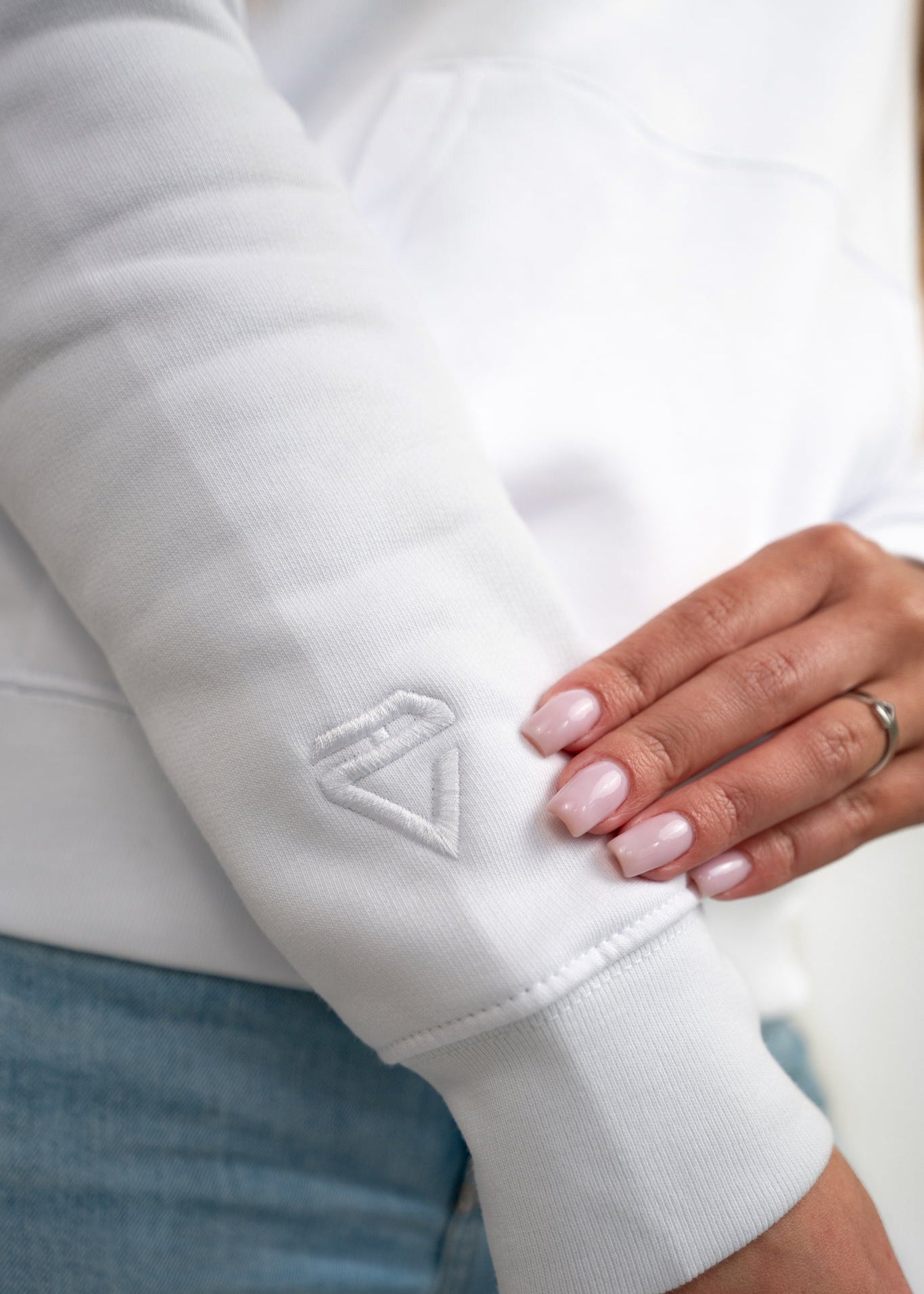 Embroidered logo Estel Nouvelle. Ton sour Ton.