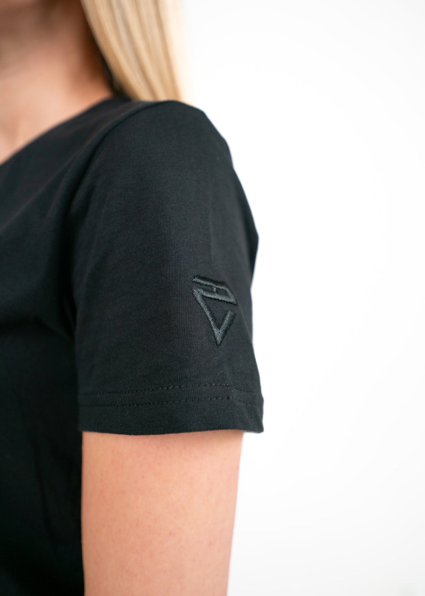 Embroidered logo Estel Nouvelle. Ton sour Ton.