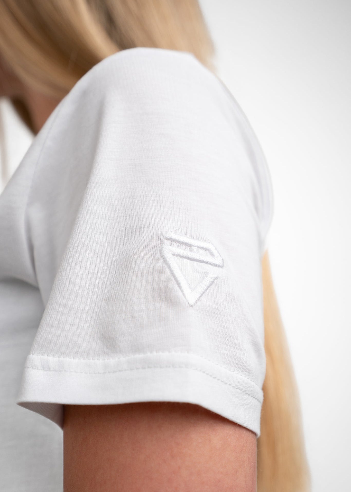 Embroidered logo Estel Nouvelle. Ton sour Ton.