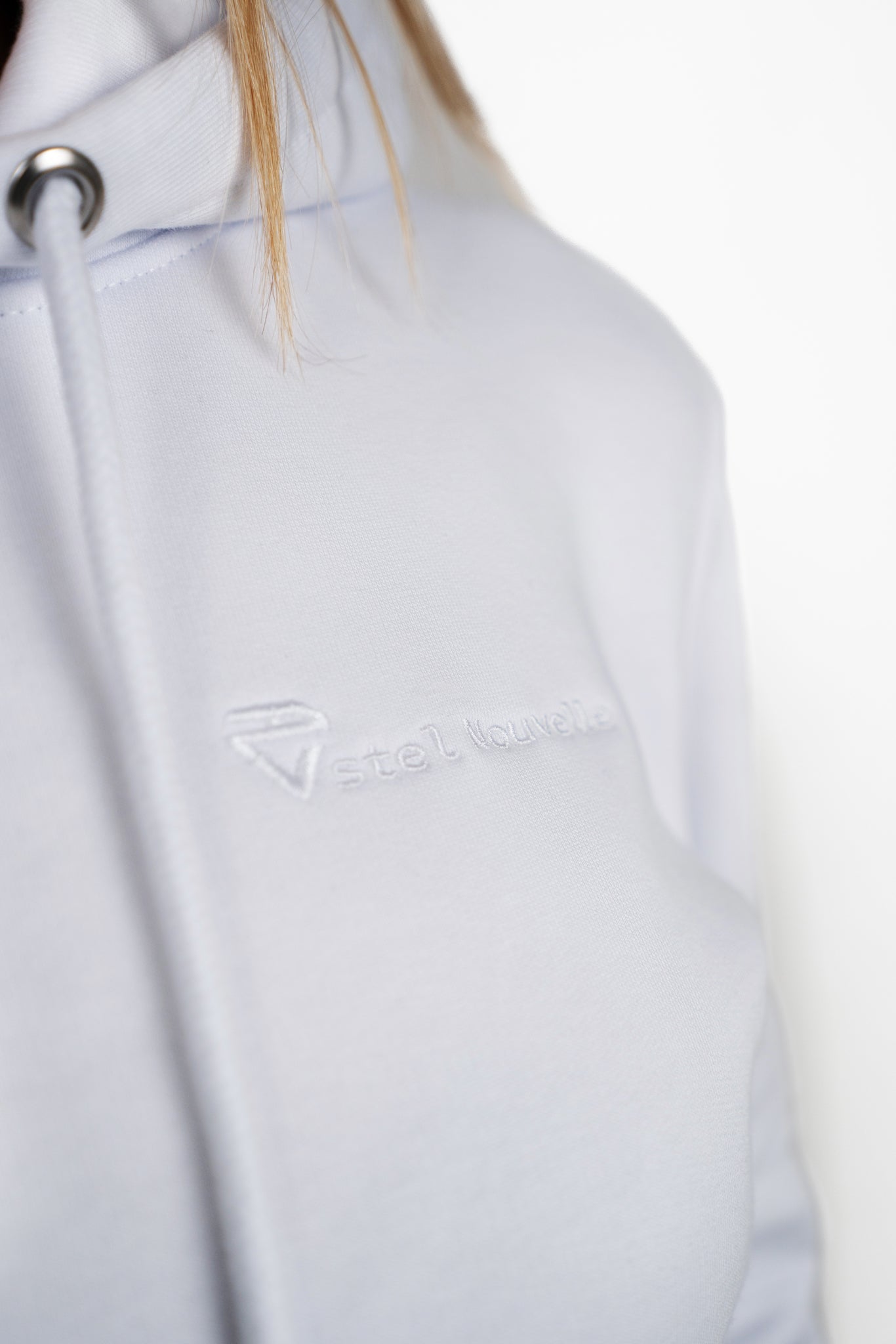  Embroidered logo Estel Nouvelle. Ton sour Ton.